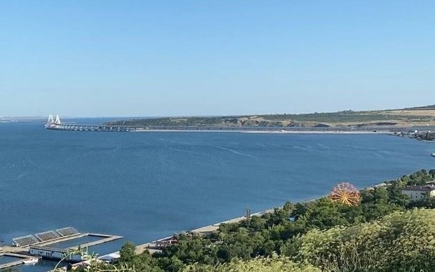 Накануне туристы прогуливались в окрестностях и снимали достопримечательности, в том числе и Крымский мост до ЧП. Фото: предоставлено realnoevremya.ru Гулией Сафиной