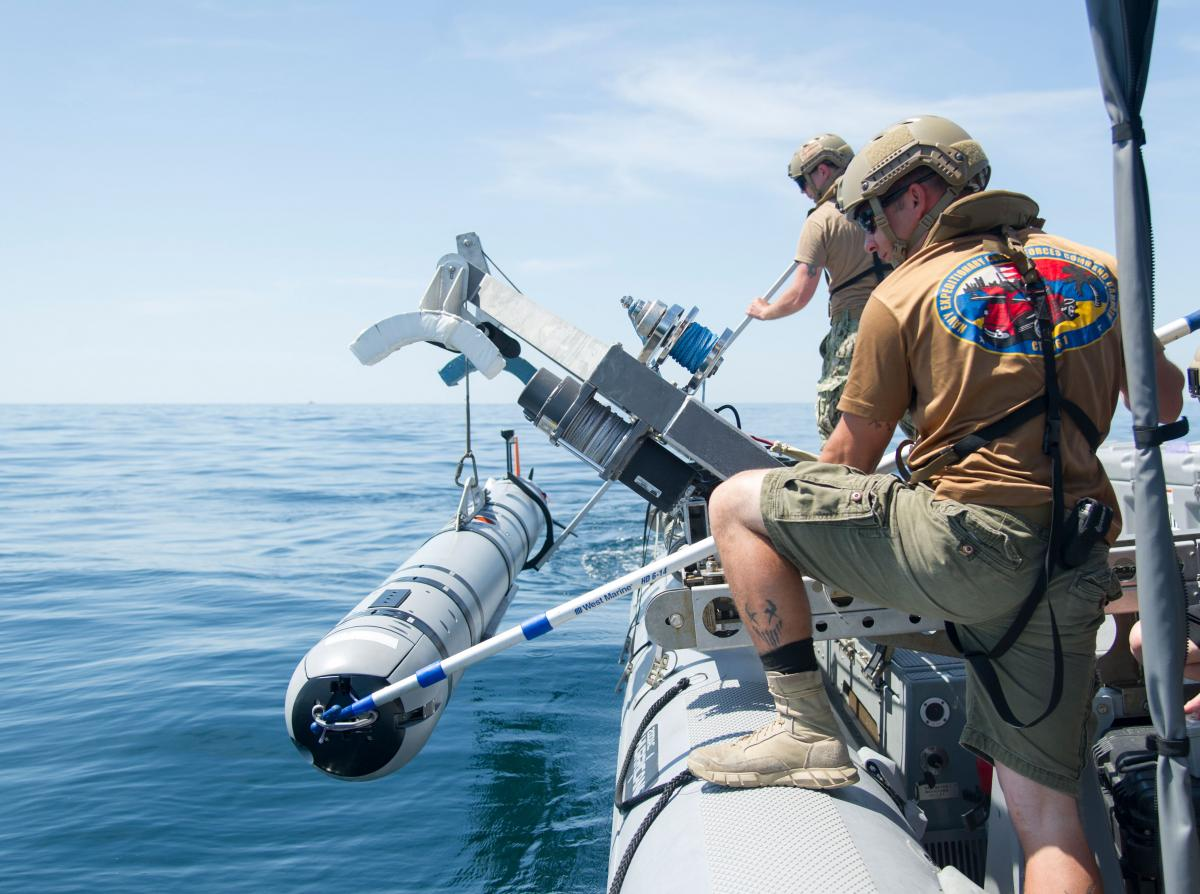 Морской бпла. Беспилотный подводный аппарат Remus 600. Британский морской подводный автономный робот Remus 600. Подводный беспилотник Remus 620. Посейдон подводный аппарат.