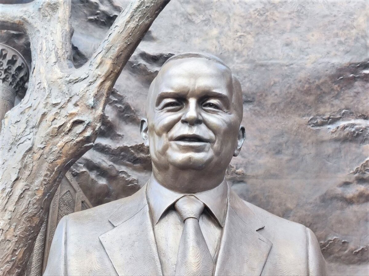 Памятник Исламу Каримову, первому президенту Узбекистана в Москве. Источник — dzen.ru/pa_myatnik