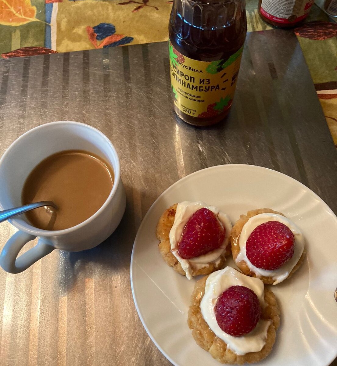 Сырники с полбяной мукой, сметаной и клубникой