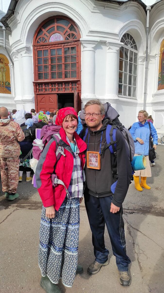 Паломники у храма - Анна Бархатова и Евгений Чепкасов