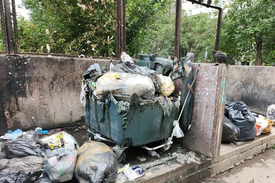    Сгоревшие баки на улице Азина,15 в Екатеринбурге