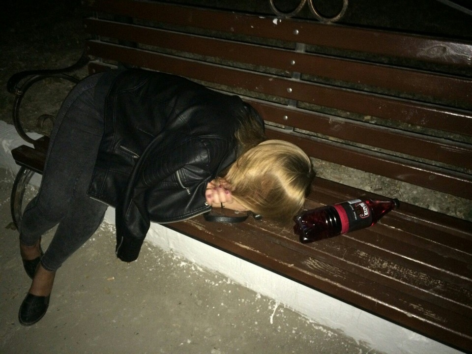 соседки бухие. пьяные девушки в соцсетях. пьяная валяется в подъезде. пьяные соседи в коммуналке. мария немзер 57.