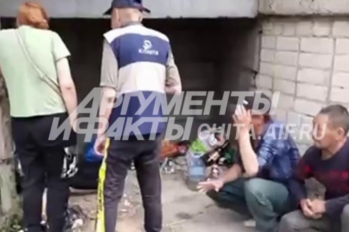    Бомжи обосновались под балконами жилого дома в Чите
