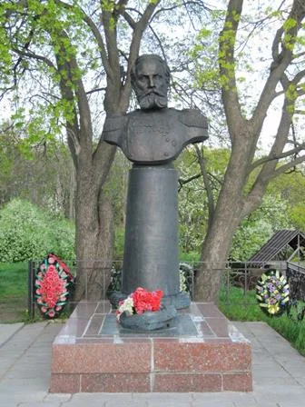 Надгробный памятник В. Ф. Рудневу в селе Савино