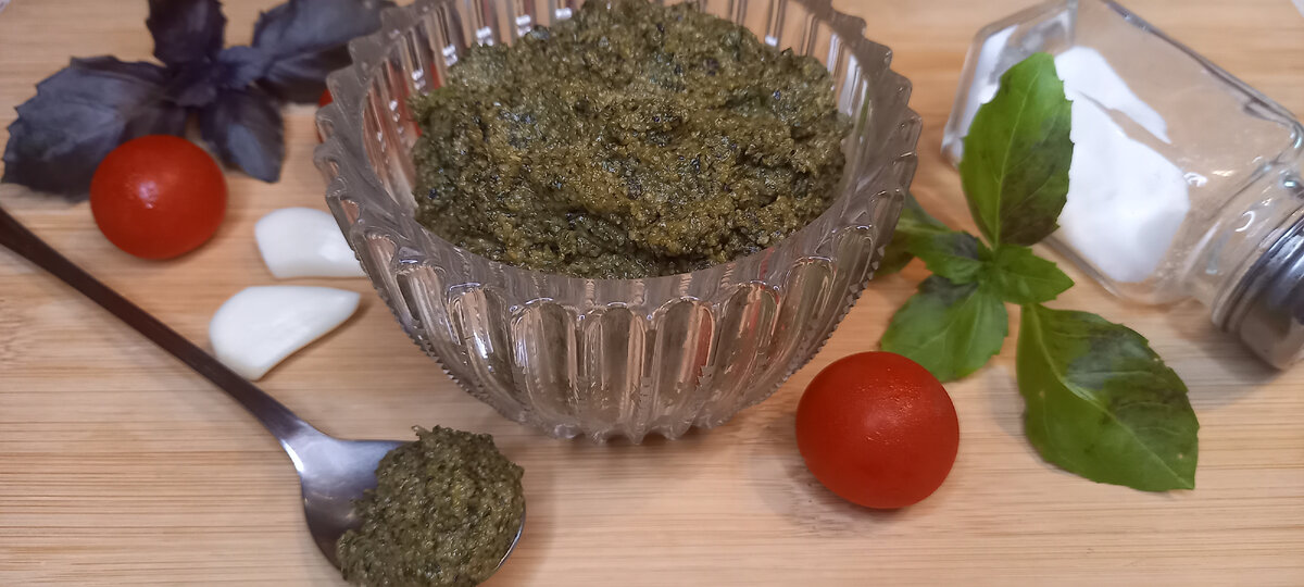 Соус густой, насыщенный, с ярким ароматом базилика