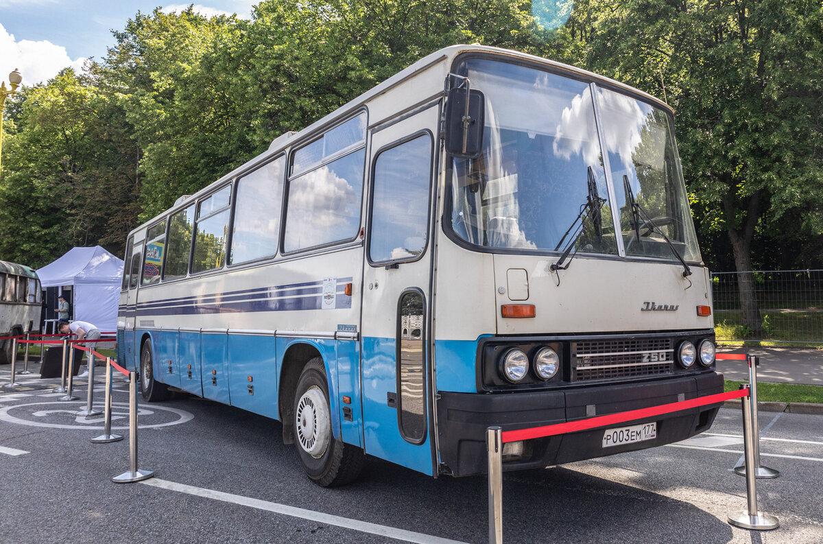 Ретрорейс» прокатился по Москве: самые яркие автомобили | Motor.ru | Дзен