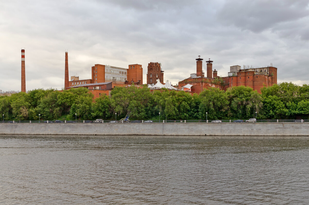  

Бенедикт Гивартовский, московский купец польского происхождения, открыл в 1879 году Московский спиртодрожжевой завод. Выбрал он под строительство землю на Дербеневской улице.