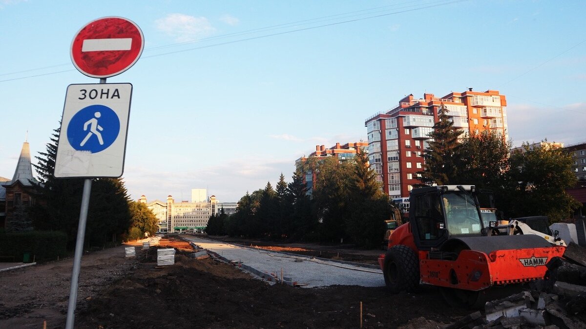     В Южно-Сахалинске группа подростков устроила ночные «покатушки» на угнанном асфальтоукладчике, разбив при этом сразу несколько припаркованных автомобилей.