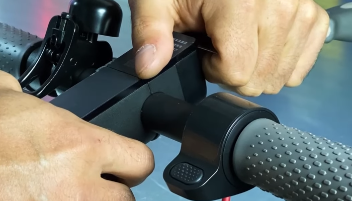 Фото 4. Поддеваем пластиковую панель (другой ракурс)