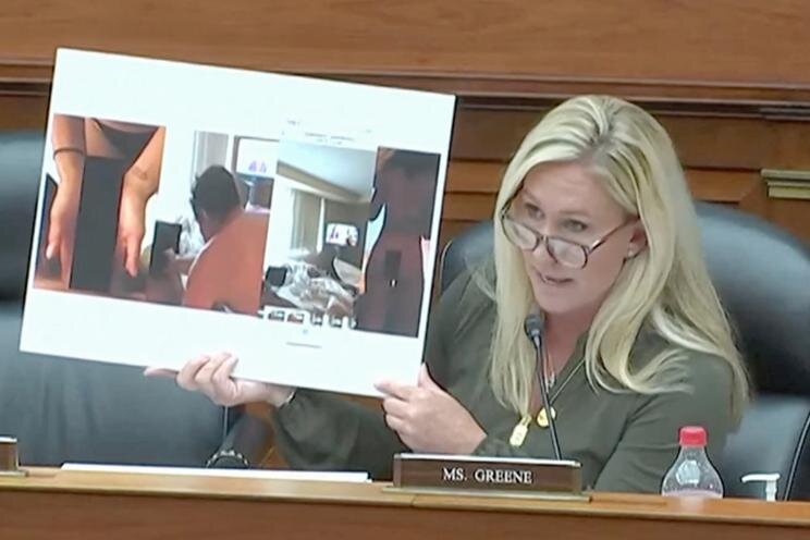 Представительница Марджори Тейлор Грин демонстрирует порнографические фотографии Хантера Байдена с женщиной во время допроса осведомителя Налоговой службы.          19 июля 2023 16:59 вечера Первый сын Хантера Байдена был выставлен на всеобщее обозрение во время слушаний в Комитете Палаты представителей по надзору в среду. Член Палаты представителей Марджори Тейлор Грин вызвала переполох, когда она выложила фотографии 53-летней женщины в компрометирующих позах с рядом женщин, в то время как она засыпала недавно разоблаченного осведомителя IRS Джозефа Зиглера вопросами.