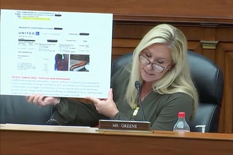 В начале своего опроса Грин предупредила зрителей, что “родителям рекомендуется соблюдать осторожность”, и предупредила, что “следующие изображения вызывают беспокойство”.Затем Грин спросил Зиглера, нарушил ли Хантер Байден федеральный закон Манна от 1910 года, который запрещает перевозку женщин через границы штатов “с целью проституции или разврата или с любой другой аморальной целью”.