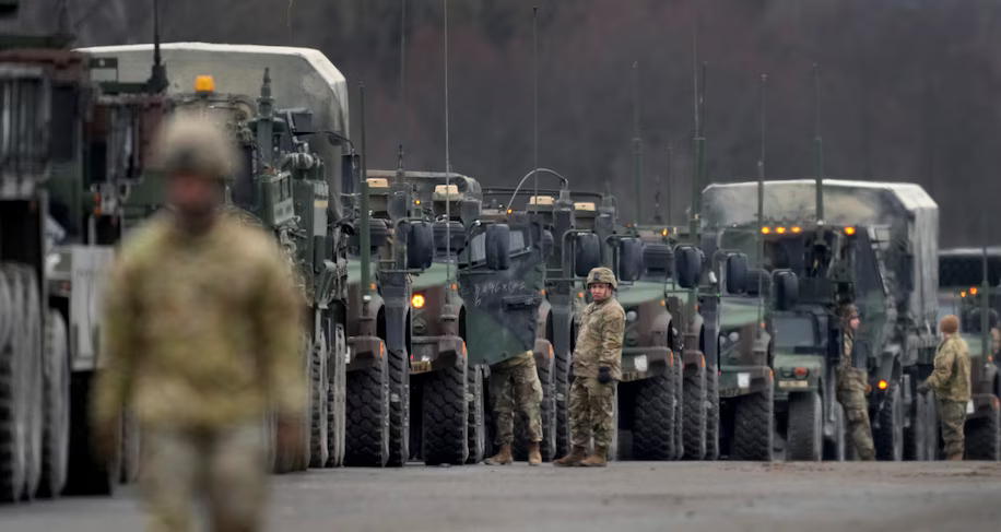 Солдаты США выстраивают машины на аэродроме в Германии. (Майкл Пробст/AP) 