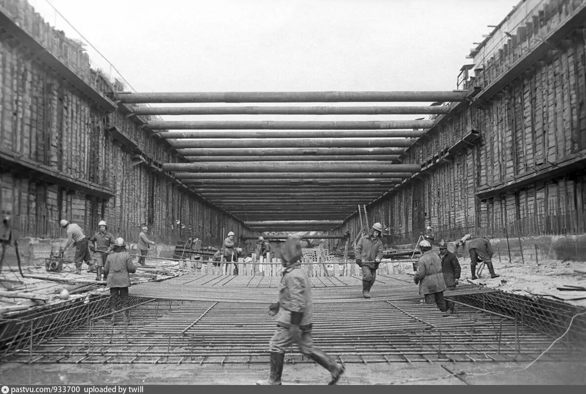 Строительство станции "Южная", 1980. С сайта www.pastvu.com.