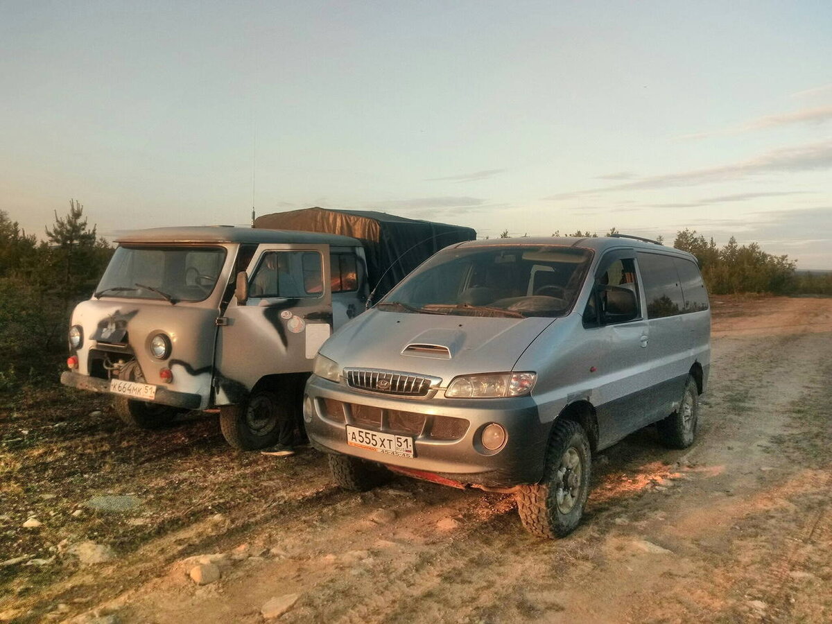 Едем с Полисарки обратно. Остановились на  старом грунтовом аэродроме тренировочного полигона. Ночное солнце светит прямо в глаза. Примерно 23:00.