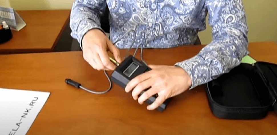 Вставляем датчик в прибор