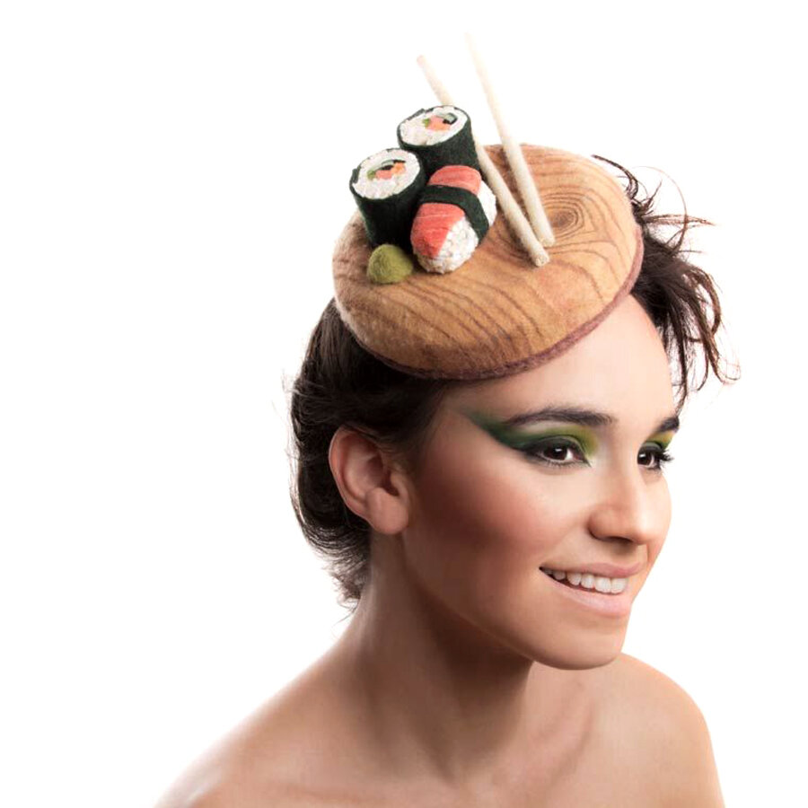 Израильский художник-дизайнер Маор Забар вот уже 10 лет занимается изготовлением оригинальных женских шляпок.-5