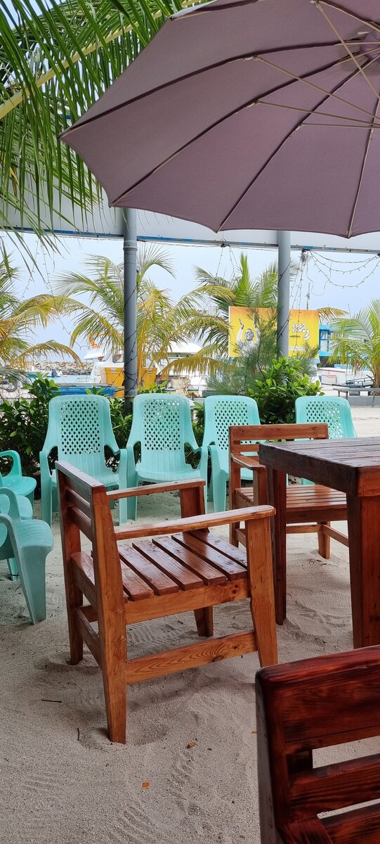 Где-то на Мальдивах, кафешка для местных