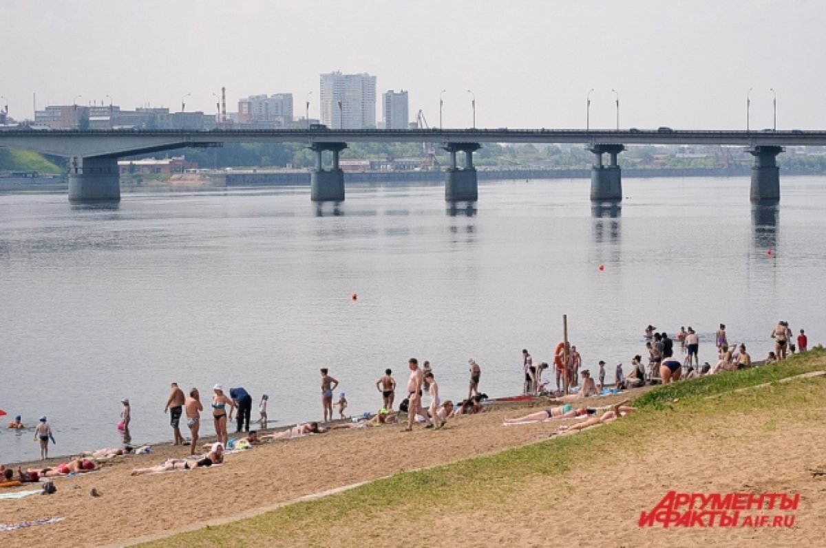   На главном городском пляже в районе коммунального моста купание разрешено.