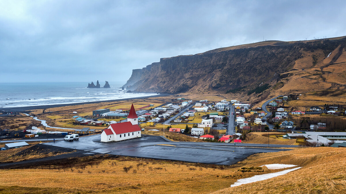 <a href="https://ru.freepik.com/free-photo/beautiful-red-church-and-vik-village-iceland_11768926.htm#query=%D0%98%D1%81%D0%BB%D0%B0%D0%BD%D0%B4%D0%B8%D1%8F&position=1&from_view=search&track=sph">Изображение от tawatchai07</a> на Freepik