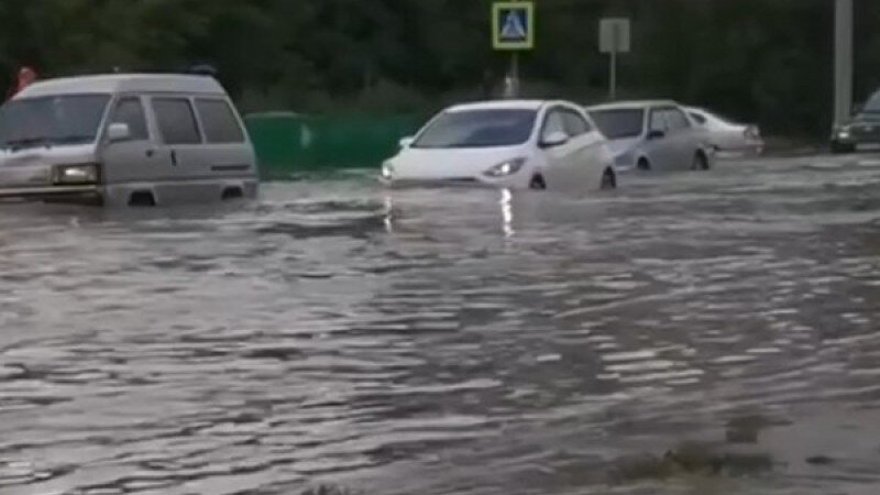     Очередной потоп на ул. Попова в Барнауле. Скриншот видео "Инцидент Барнаул"