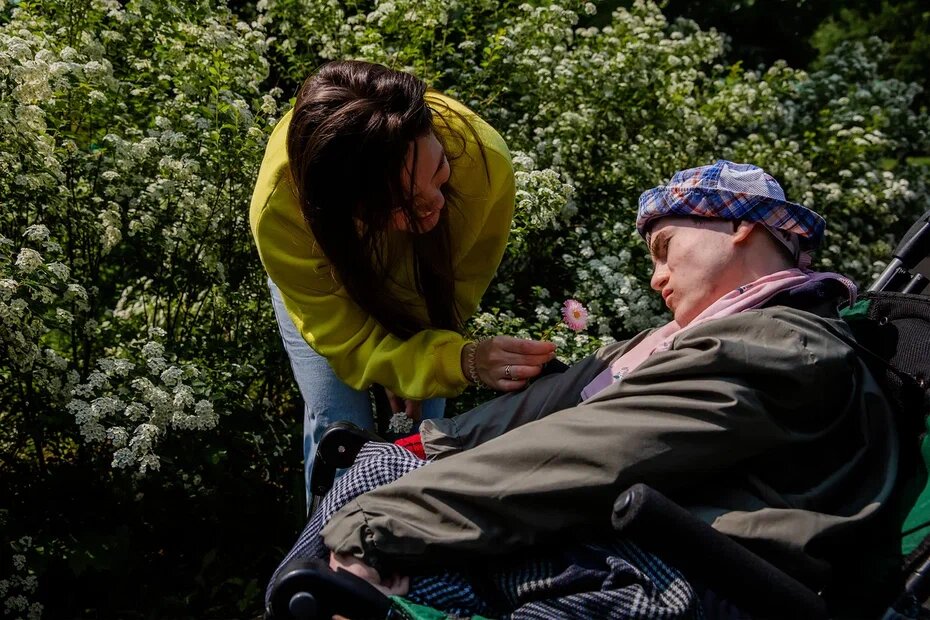 У Галины Пастур четверо детей, и мы всегда восхищаемся такими людьми. А она всю жизнь восхищалась теми, кто «делает Дело». И пришла в «Даниловцы», чтобы гулять с детьми с инвалидностью.-2