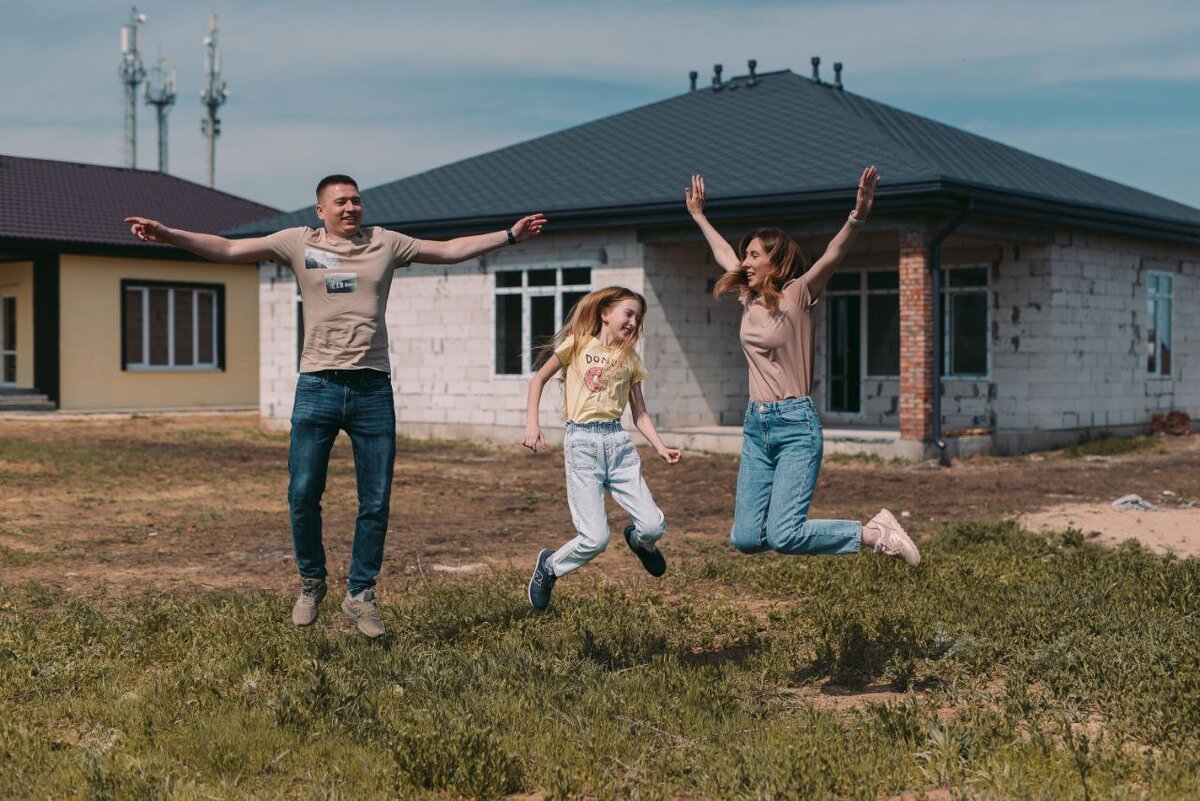 Семья  на фоне своего дома в Усть-Курдюм Саратовской области