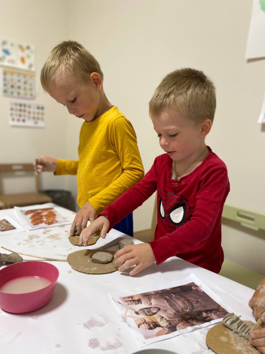Дети заняты созданием "Терракотовой армии" по аналогии с китайской