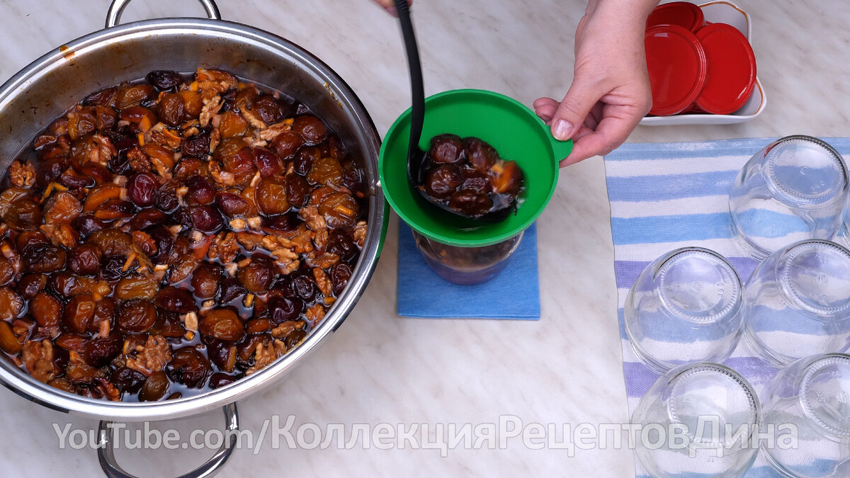 Запеченное сливовое варенье с пряностями и орехами 