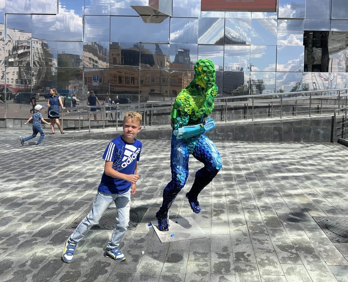    Желающих побегать наперегонки с пластиковых бегуном оказалось много Алина Малинина