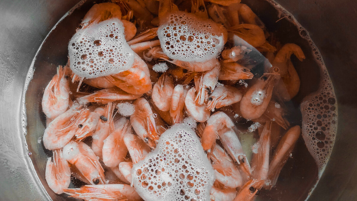 Креветки размораживаются в кипятке.