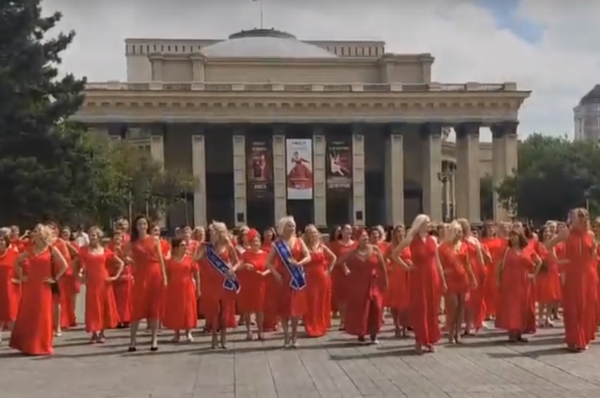    В Новосибирске 150 женщин в красном составили большое сердце возле НОВАТа