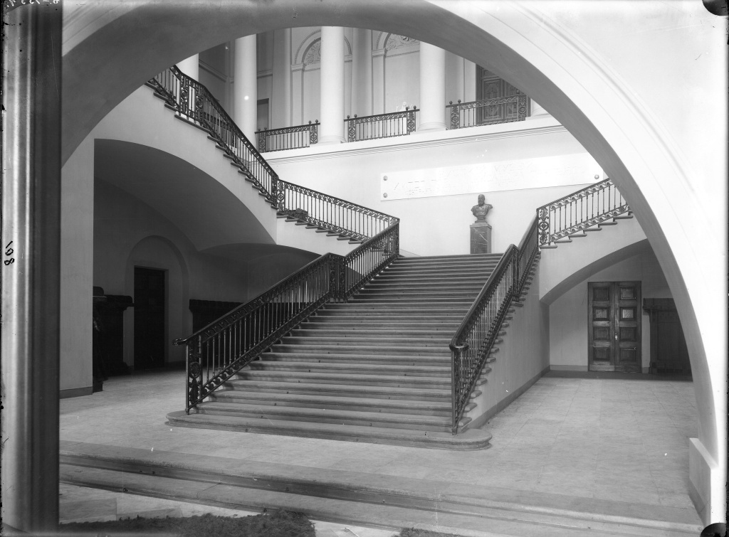 Фотограф А. К. Ержемский. Парадная лестница Русского музея Фото: пресс-служба Русского музея https://vk.cc/cpGX2R