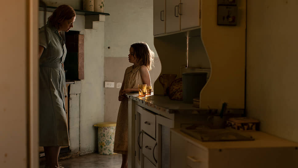 Фото: A-One Films📷Дом Сары (Сара Снук) и ее маленькой дочери Мии (Лили Латорре) и без мистического вмешательства выглядит безрадостно