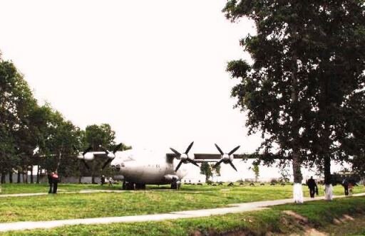 Ан-12  на групповой стоянке