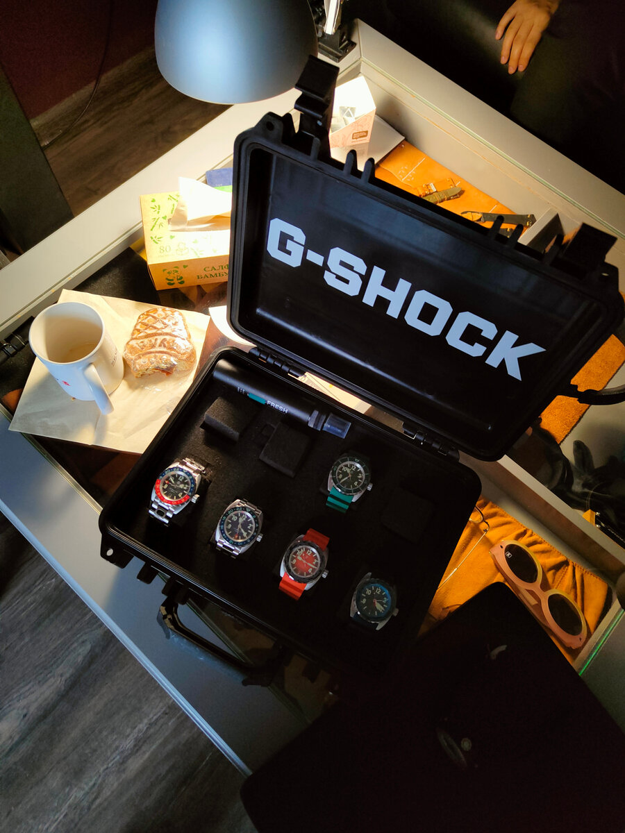 Данная коллекция представлена пятью яркими моделями в разной цветовой гамме, вдохновленной разнообразием цветовой окраски судов, оттенками морской волны и природными красотами.