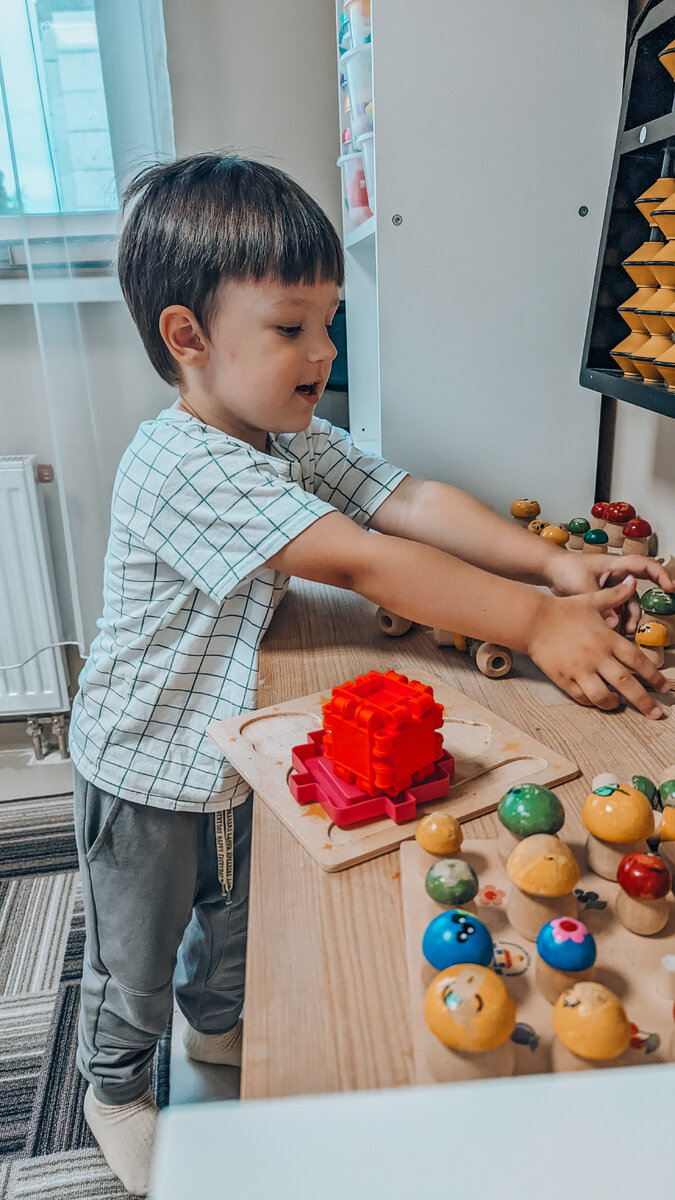 Собирает деревянные грибочки