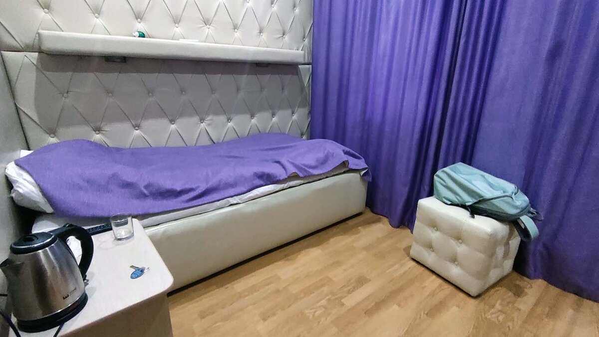 Вот так выглядит сам номер. Есть кровать, пуф, тумба с чайником.