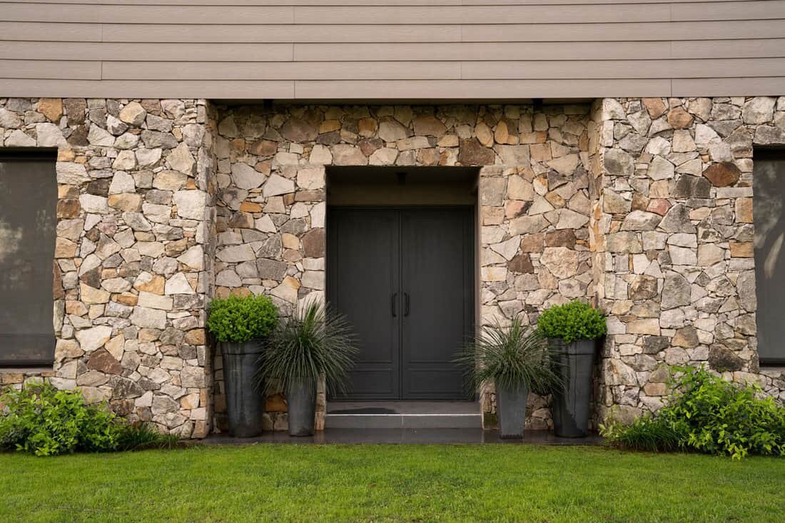 Отделка фасада бутовым камнем