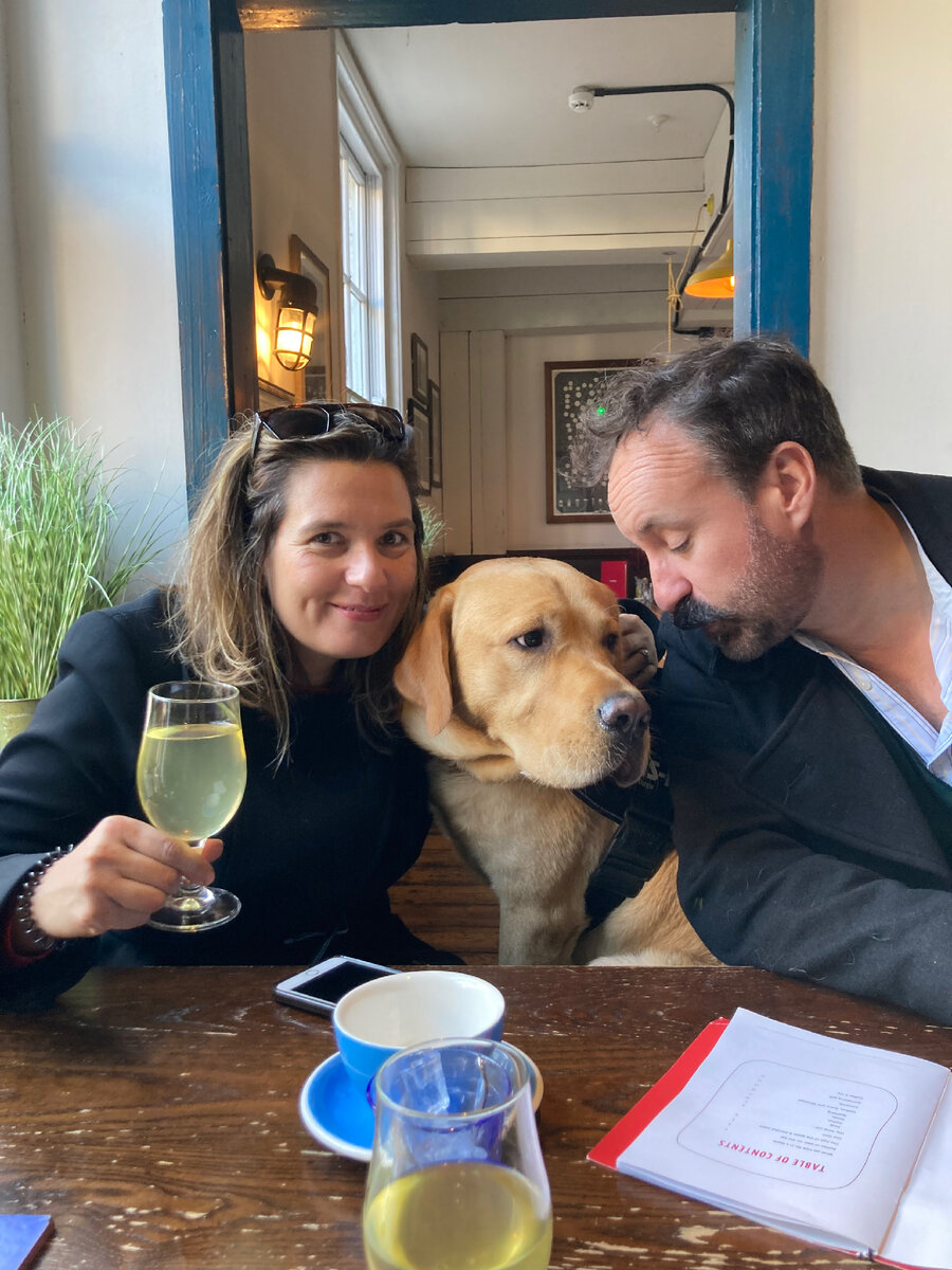 В пабах собакам разрешают даже сидеть за столом. Фотография из личного архива. 