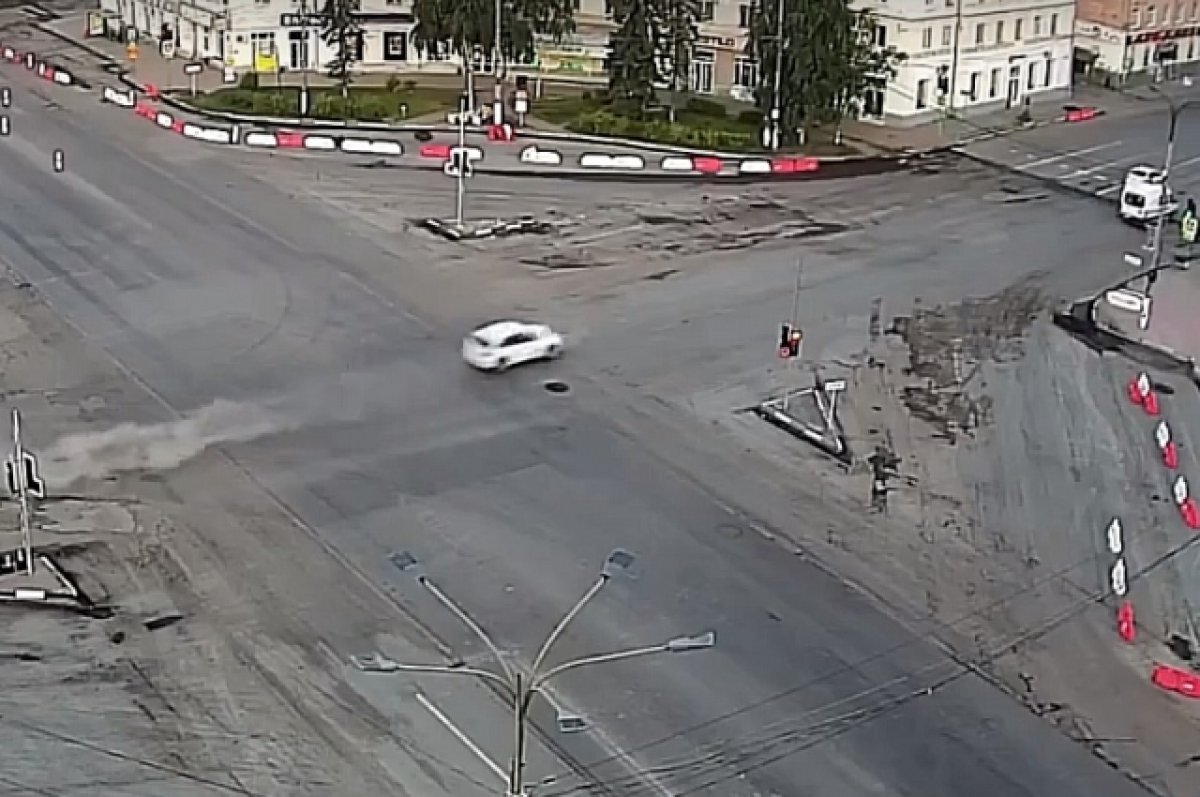    В УГИБДД сообщили, почему погиб водитель на площади Капошвара в Твери