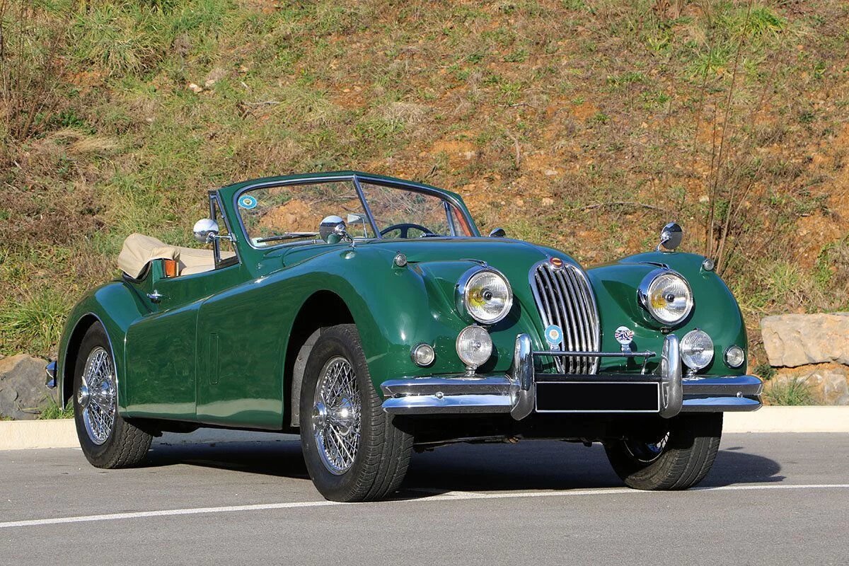 Модель ХК 140 имела огромный успех в США, поэтому местные автопроизводители спешно принялись разрабатывать сходную по характеристикам машину.