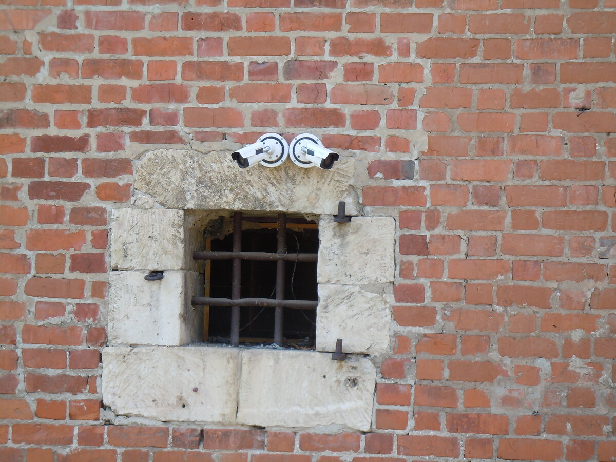 Продолжим экскурсию по кремлю. Это взгляд через стройку фуникулёра на участок с Часовой башней.-30