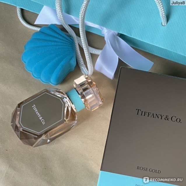 Верхняя нота: Черная смородина; средние ноты: Голубая роза и Ирис; базовые ноты: Мускус и Амбретта.