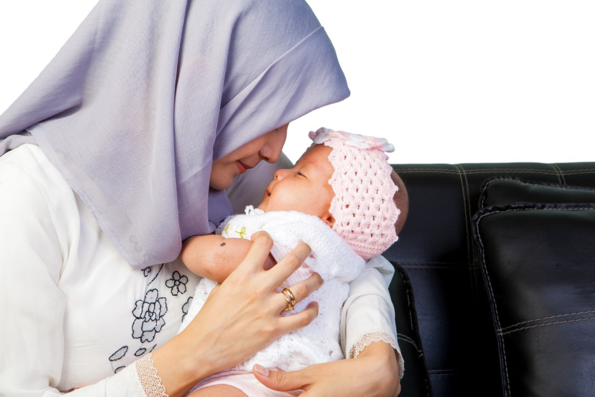 Мусульманка с ребенком. Мусульманка с грудным ребенком. Мусульманка с ребенком на руках. Мама мусульманка с малышом.