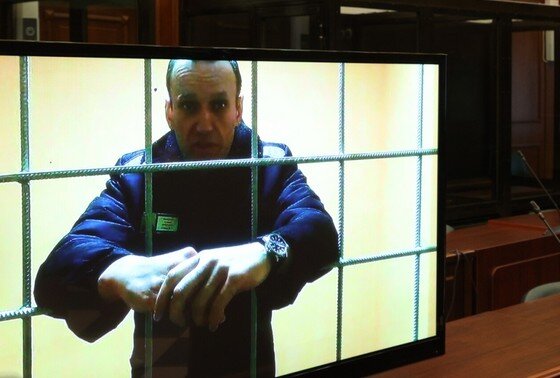    Алексей Навальный(на экране)