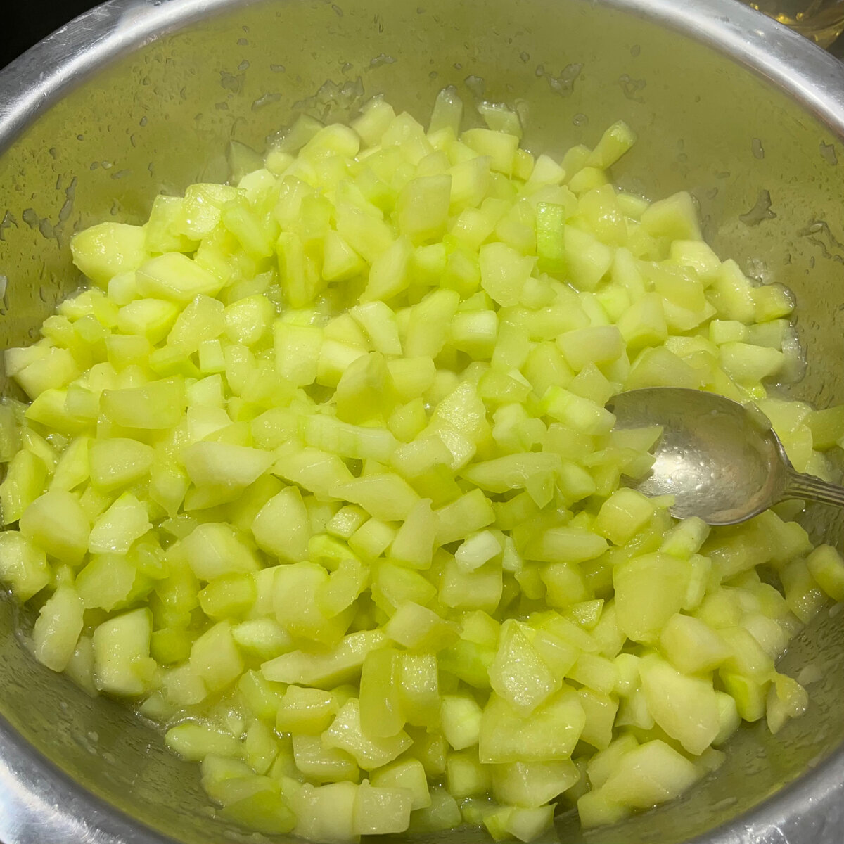 Кабачки тушатся-жарятся на растительном масле