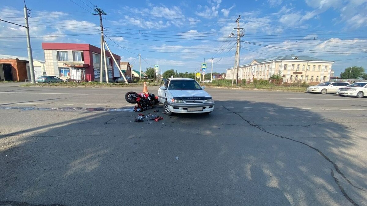     На одном из перекрестков Абакана машина не дала проехать мотоциклу, что привело к серьезной аварии. Мотоцикл на скорости протаранил легковушку, а его водителя пришлось госпитализировать.