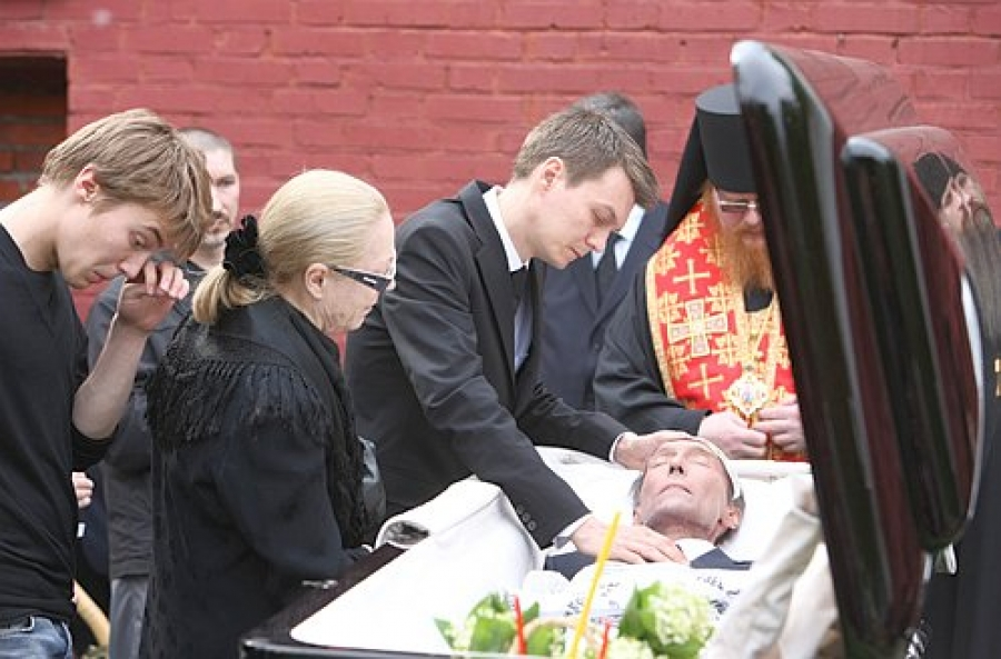 Сын умер от рака. Похороны Олега январского. Похороны Олега Янковского похороны.