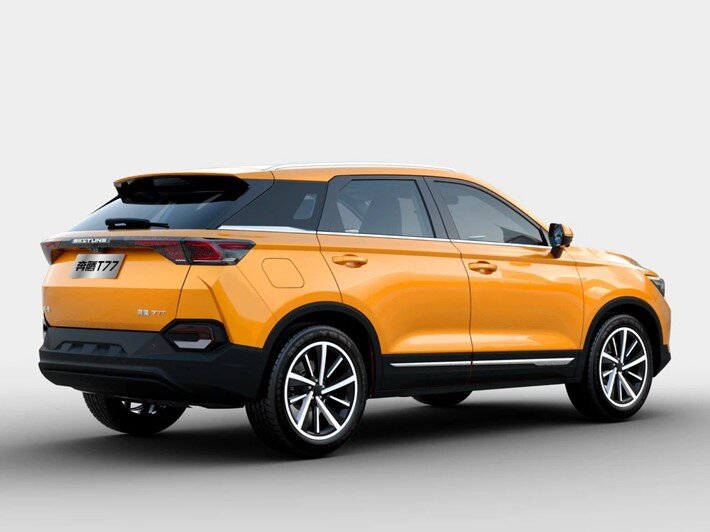 Нижняя часть автомобиля защищена пластиковым обвесом от попадания камней при движении по гравийке.